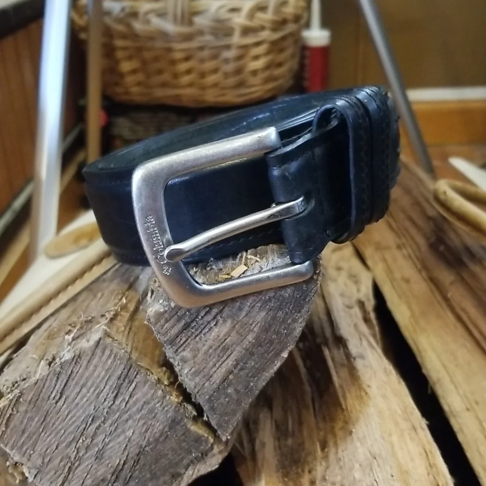 Columbia size 42 black leather belt, unisex